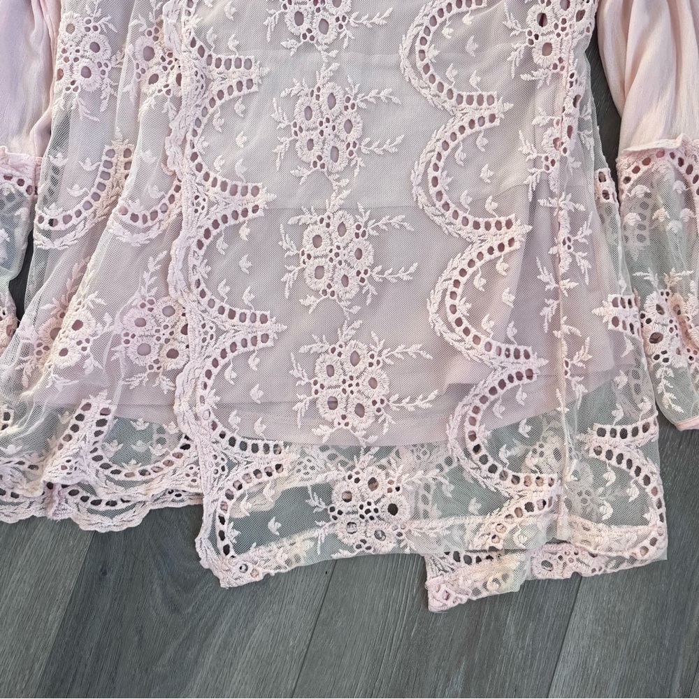 Chico's Light Pink Lace Blouse Size 1/US Medium - Picture 2 of 7